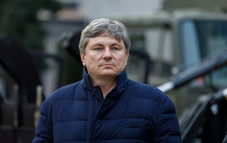 Детективи досліджують вартість будинку депутата біля Обухова