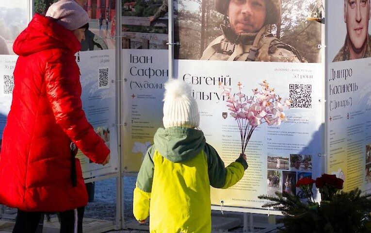 В селах Обухівського краю продовжує курсувати банерна виставка присвячена полеглим Героям