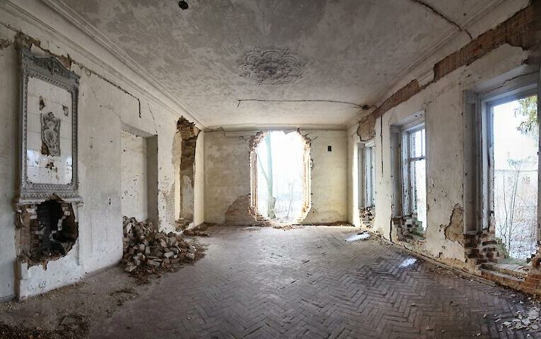 Архітектурна спадщина в занепаді: палац Єзерського продають як звичайну хату