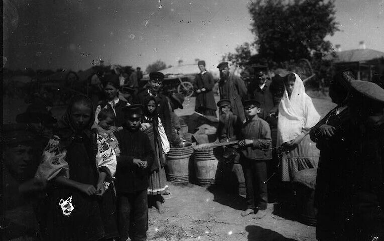 Базарна площа Обухова у 1911 році. Черговий мазок до портрету – бондарі