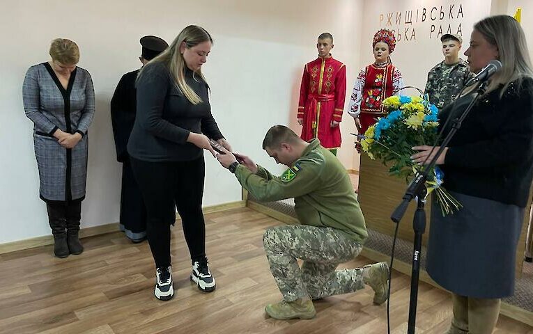 Доньці полеглого Героя з Обухівщини вручили його посмертну нагороду