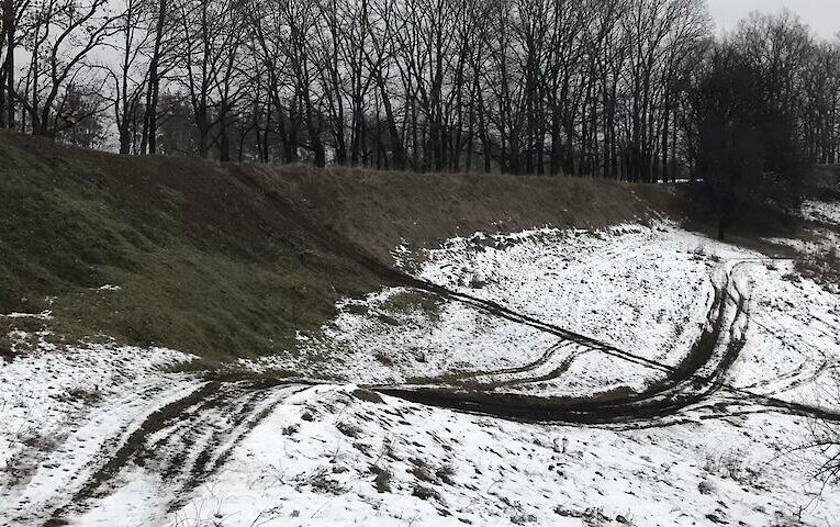 Попри заборону «джипінгу», невідомі продовжують нищити пам’ятку археології на Обухівщині