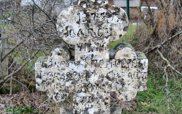 Унікальне кладовище серед поля: хто збудував таємничий некрополь