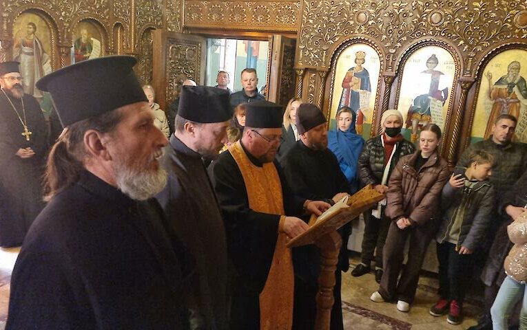 Обухівський священник провів літургію українською мовою у храмі в Греції