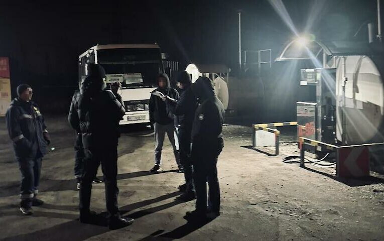 Детективи БЕБ закрили нелегальну АЗС в Обухівському районі