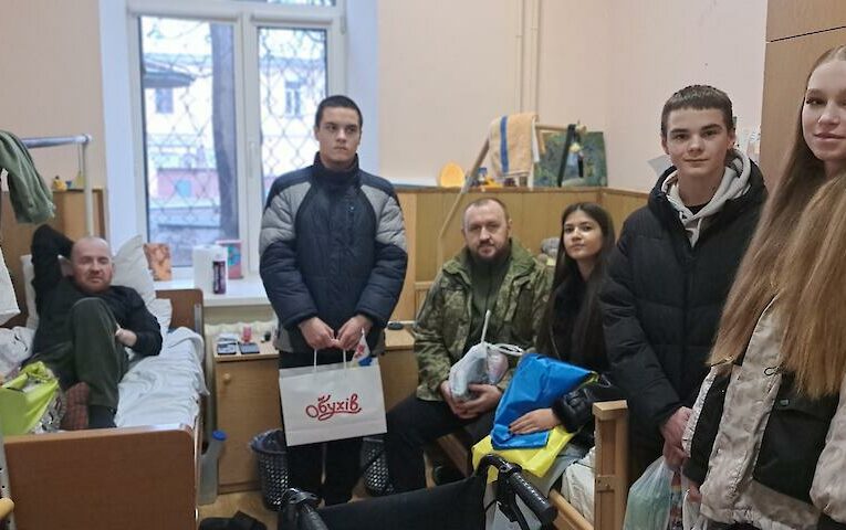 Обухівські школярі навідали поранених військових у госпіталі