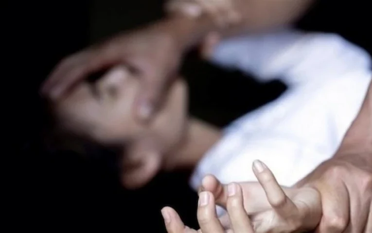 Групове зґвалтування школярки на Закарпатті: чому обвинувачені досі на волі