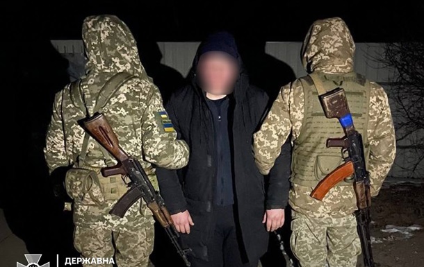 Прикордонники врятували ухилянта, який блукав серед мінних полів та боліт