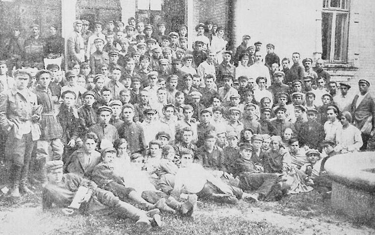 Білоцерківська конференція 1924 року: історична світлина біля фонтану