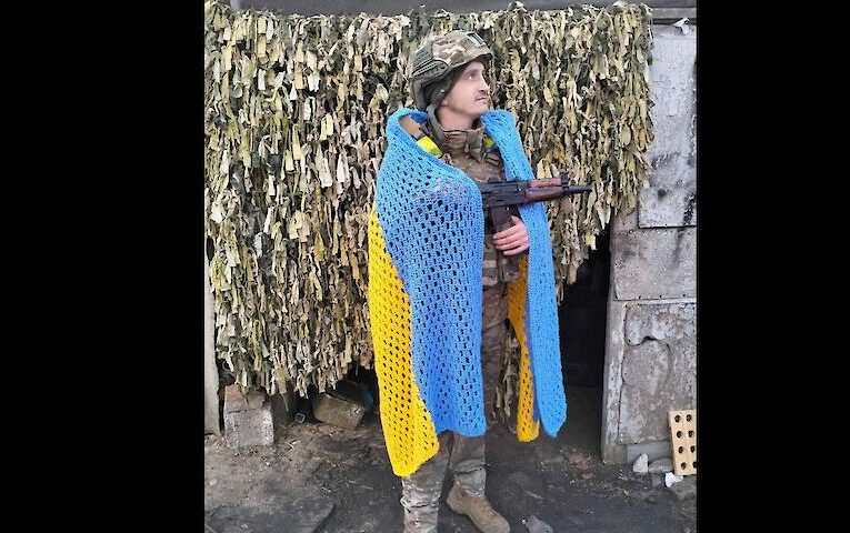 Довгожителька з Обухова зв’язала десятки прапорів для захисників