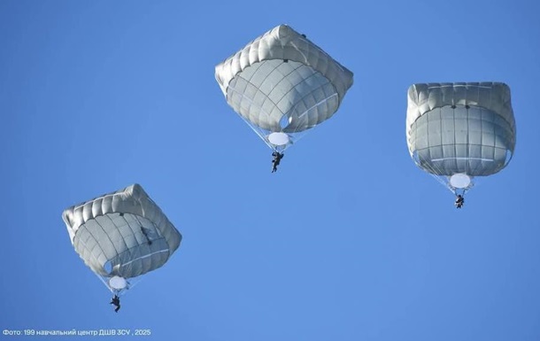 Десантників готують до використання парашутів T-11