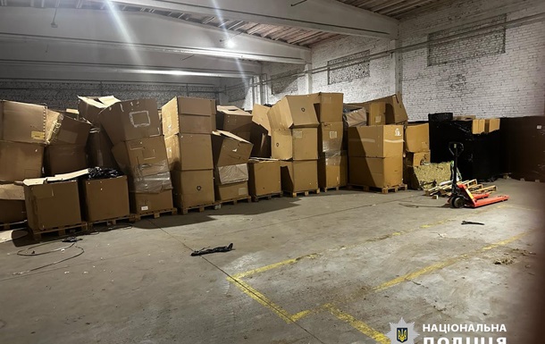 На Київщині ліквідували підпільний склад цигарок