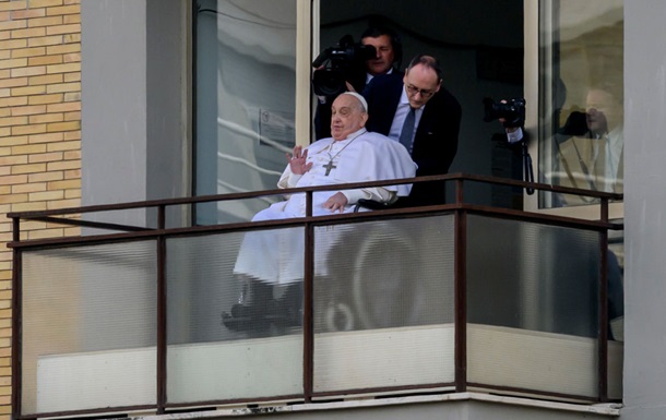 Папа Римський уперше зʼявився на публіці після госпіталізації