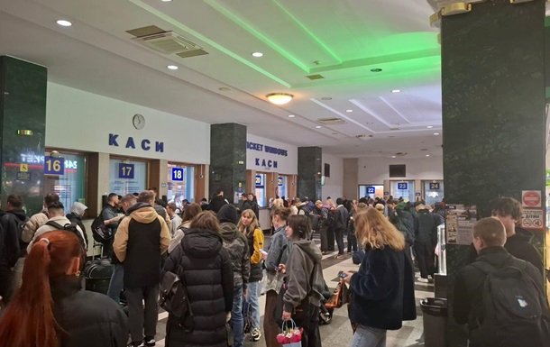 Черги і квитки “з рук”. Атака на Укрзалізницю