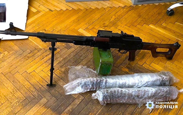 На Прикарпатті викрили торговців зброєю