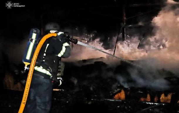 На Київщині уламки дронів спричинили пожежі у складських приміщеннях