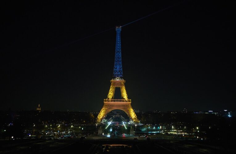 Ейфелеву вежу підсвітили кольорами прапора України