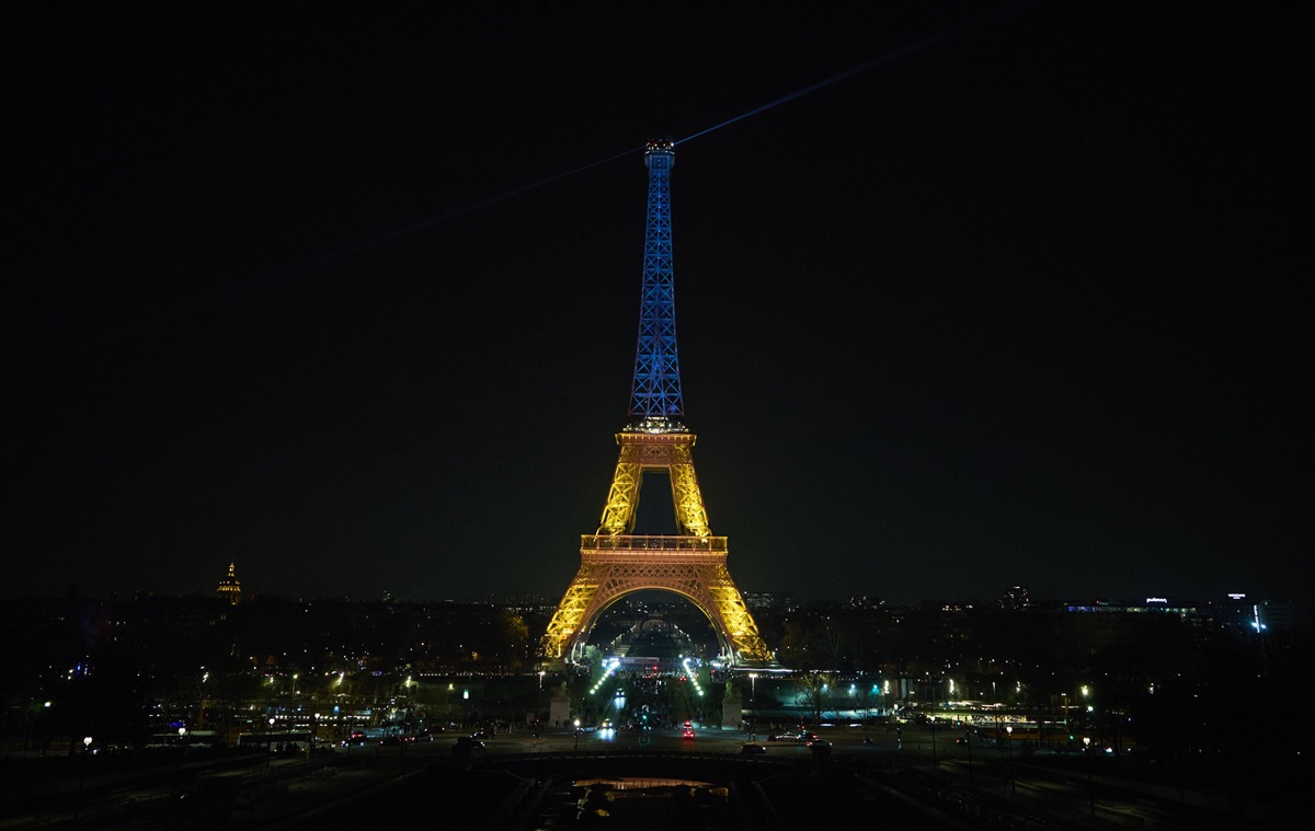 Новини світу - Ейфелеву вежу підсвітили кольорами прапора України