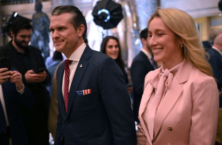 Геґсет бере родичів на зустрічі щодо України – ЗМІ