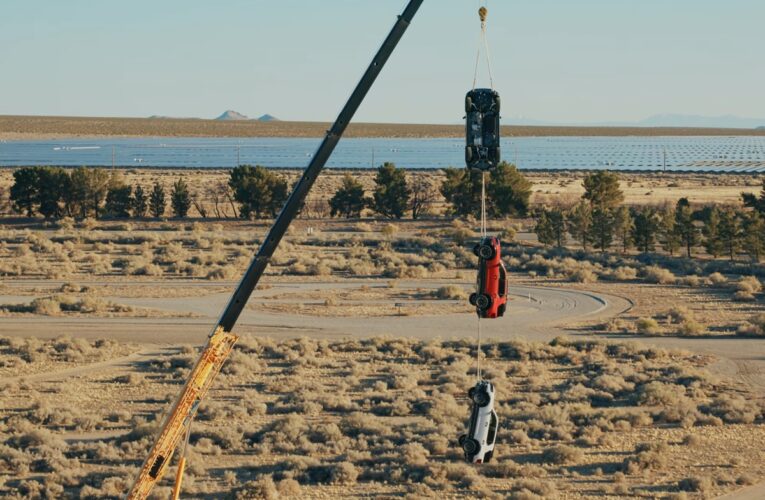 Honda підвісила три Passport TrailSport один за одного на крані