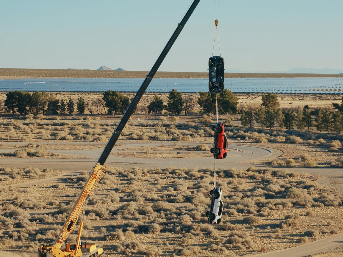 Без категорії - Honda підвісила три Passport TrailSport один за одного на крані