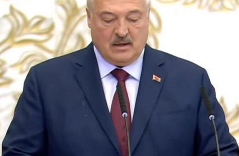 Лукашенко на інавгурації склав присягу з плямами на піджаку