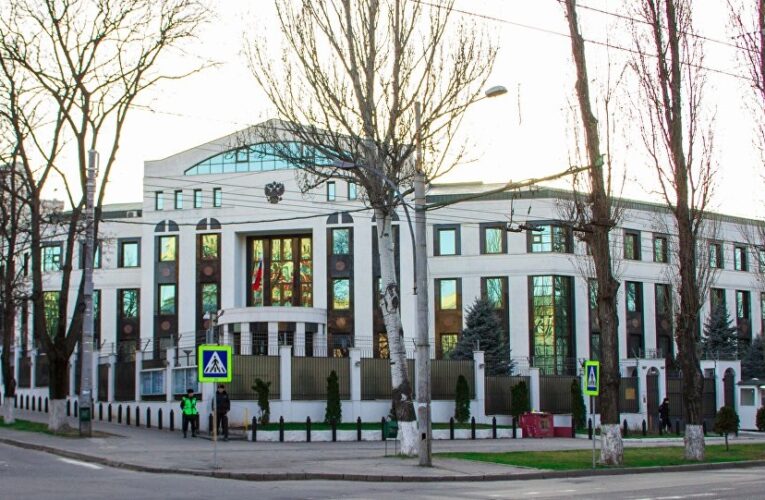 Молдова вигнала трьох працівників посольства РФ