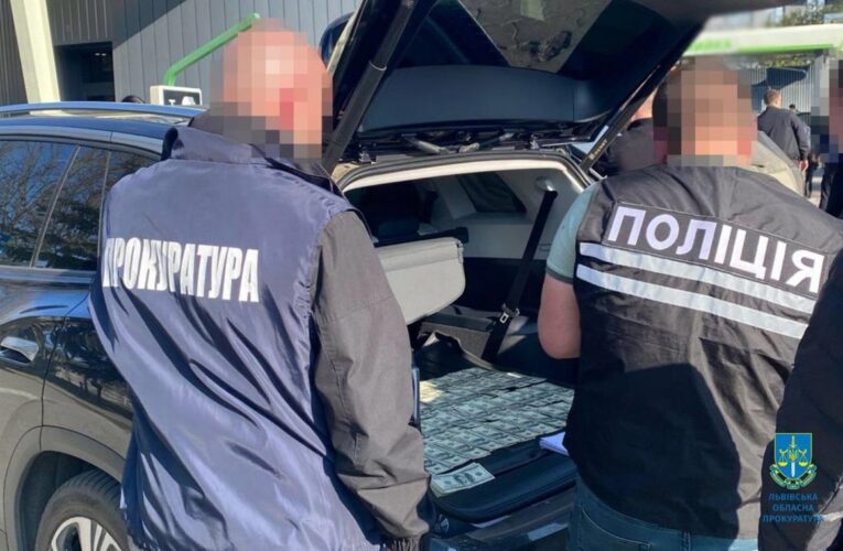 На Львівщині посадовця митниці затримали на хабарі