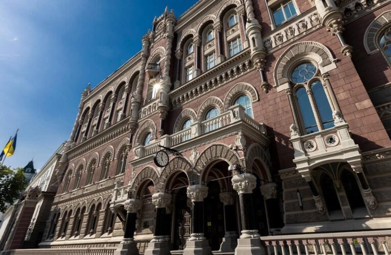 НБУ збільшив продаж доларів третій тиждень поспіль