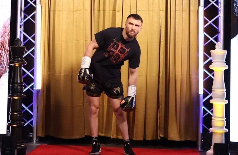 Промоутер Ломаченка назвав причину, чому той не повертається на ринг