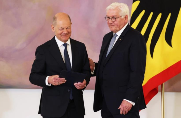 Шольц та його уряд офіційно пішли у відставку