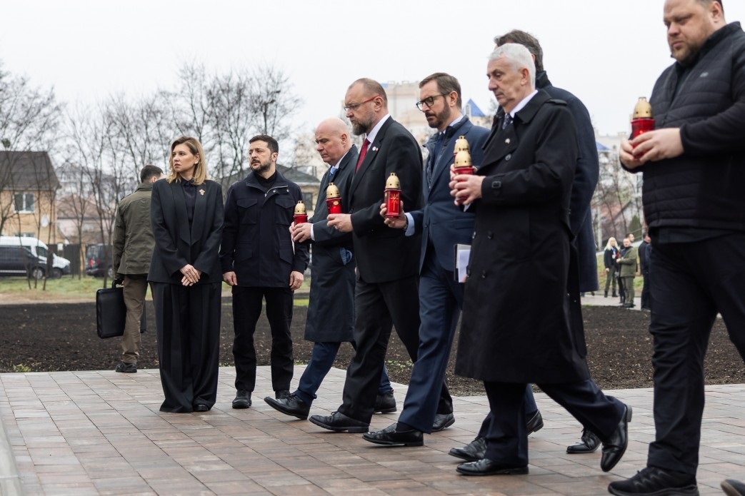 Новини України - У Бучі вшанували загиблих на річницю звільнення