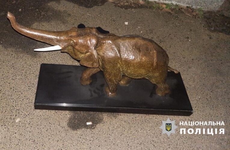 У Києві чоловік викрав з будинку антикваріат