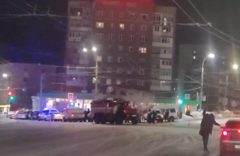 У Мурманську невідомий з даху обстрілює автівки і будинки