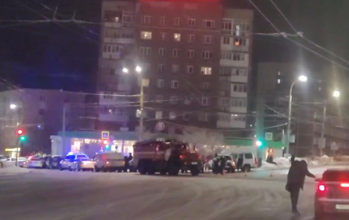 Новини світу - У Мурманську невідомий з даху обстрілює автівки і будинки