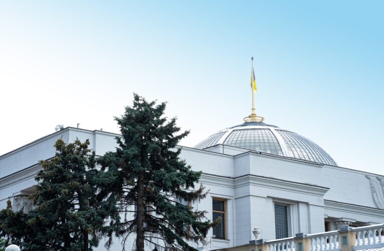 У Раді заблокували трибуну: засідання закрили