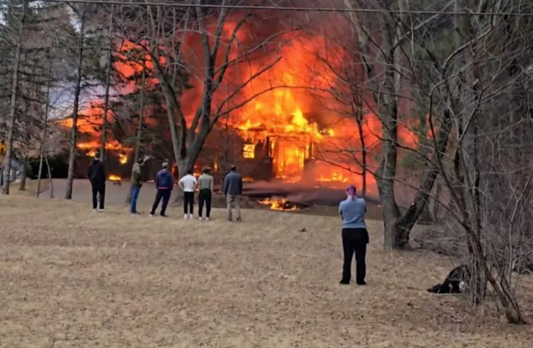 У США легкомоторний літак упав на житловий будинок