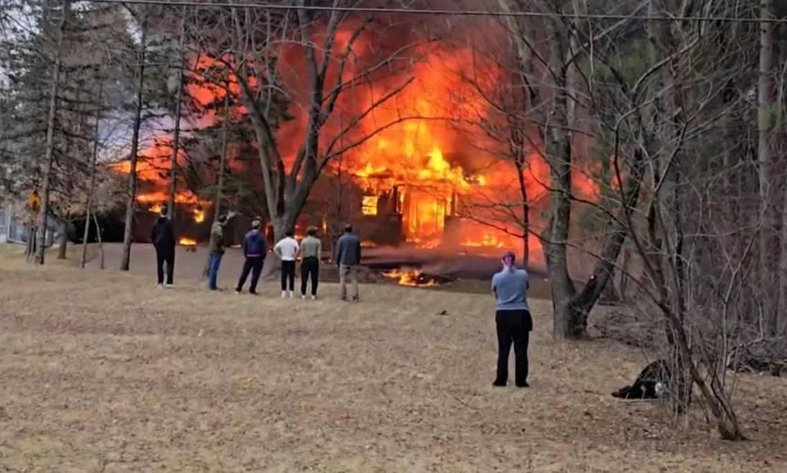 Новини світу - У США легкомоторний літак упав на житловий будинок