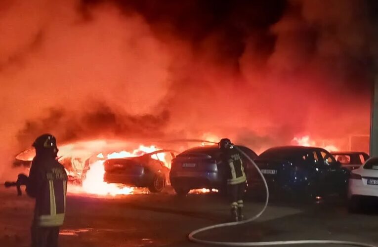 В Римі спалахнув автосалон Tesla: постраждали 17 машин