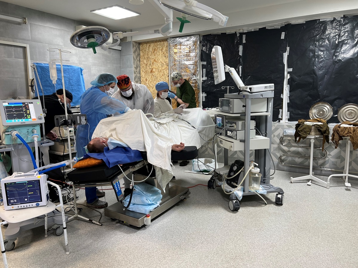 Без категорії - Військовий шпиталь у Харкові поновив операції після обстрілу