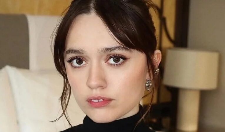 Акторка Еймі Лу Вуд відповіла SNL на глузування з її зубів