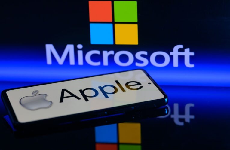 Акції Apple впали на чверть: Microsoft тепер найбагатша компанія світу