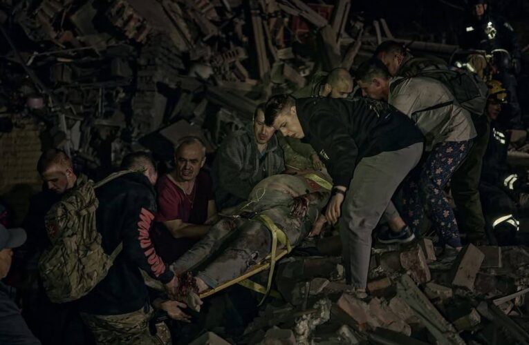 Атака на Київ: кількість загиблих зросла, людей шукають під завалами