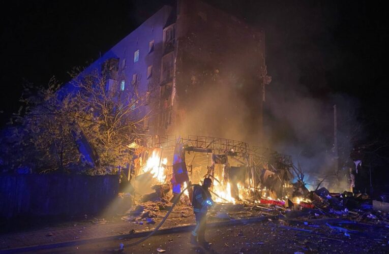 Атака на Київ: під завалами будинку знаходяться люди