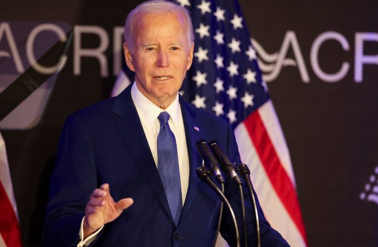 Байден вперше після відставки виступив з критикою Трампа