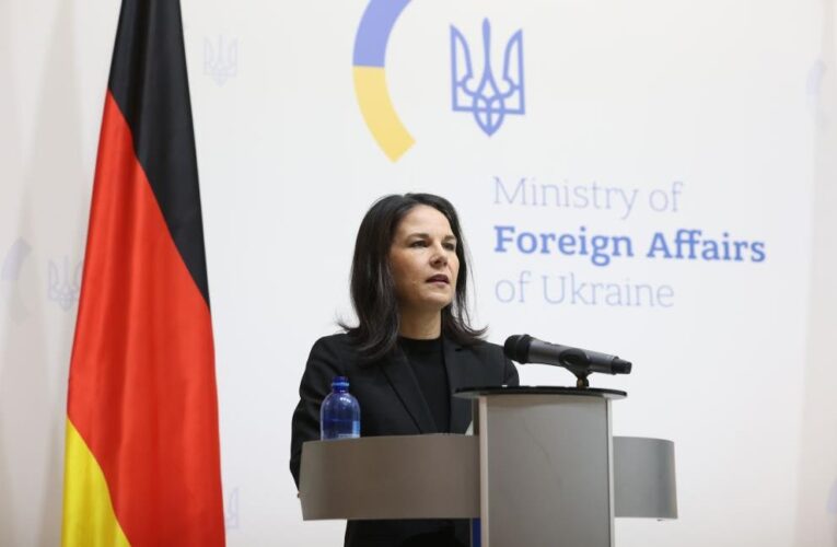 Бербок прибула з візитом до Києва