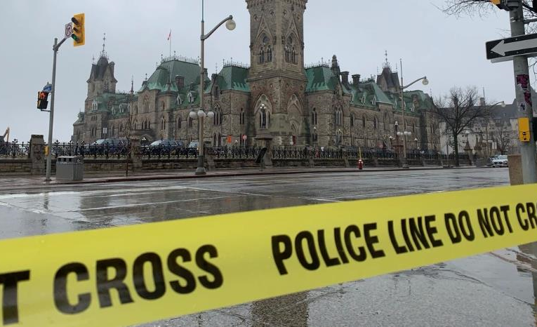 Чоловік забарикадувався у будівлі парламенту у Канаді
