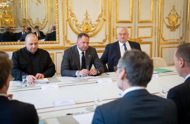 Делегація України прибула на переговори в Лондон