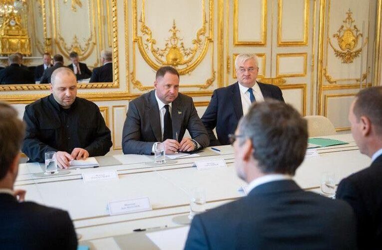 Делегація України провела першу зустріч в Парижі