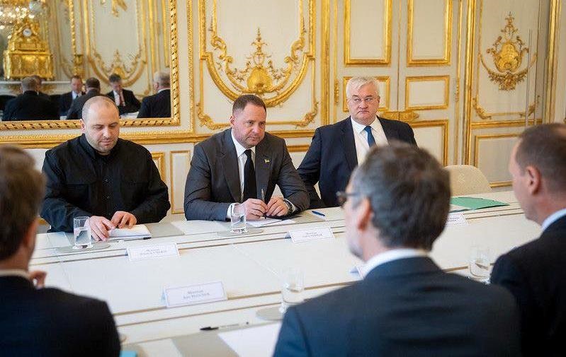 Новини України - Делегація України провела першу зустріч в Парижі